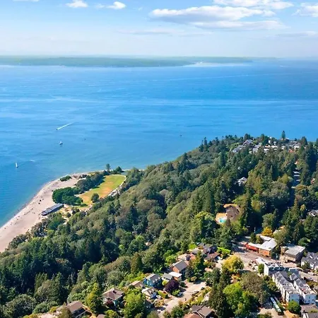 Golden Gardens Getaway-Walk To Beach & Waterfront